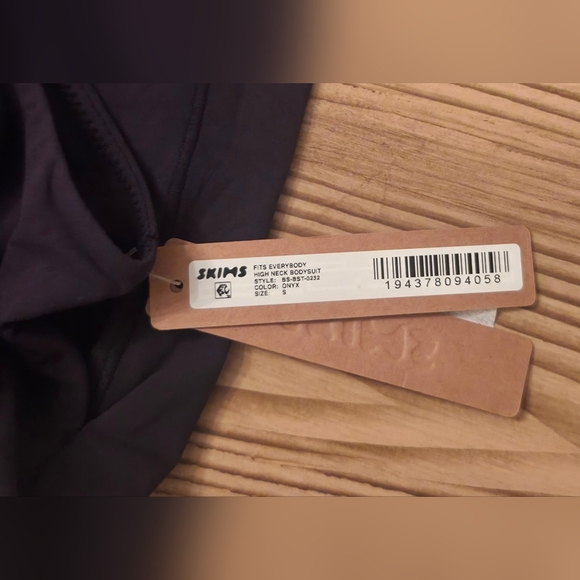 SKIMS Fits Everybody High Neck Bodysuit In Onyx - Picture 2 of 8